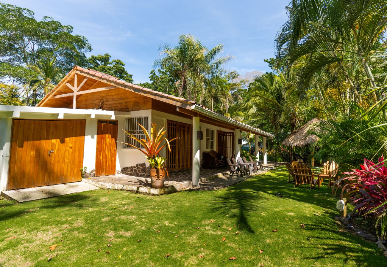 Maison à Punta Uva - Our Bungalow Punta Uva • 3BR Beachfront with A/C 