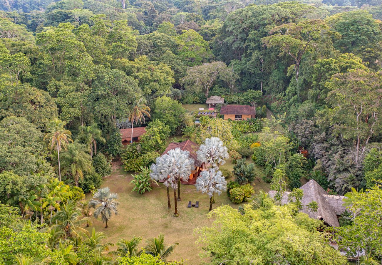 Villa à Playa Chiquita - Luxury Beachfront Villa Miagoa with AC And POOL