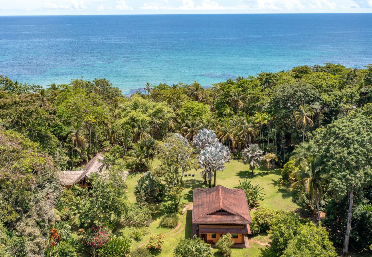 Villa à Playa Chiquita - Luxury Beachfront Villa Miagoa with AC And POOL