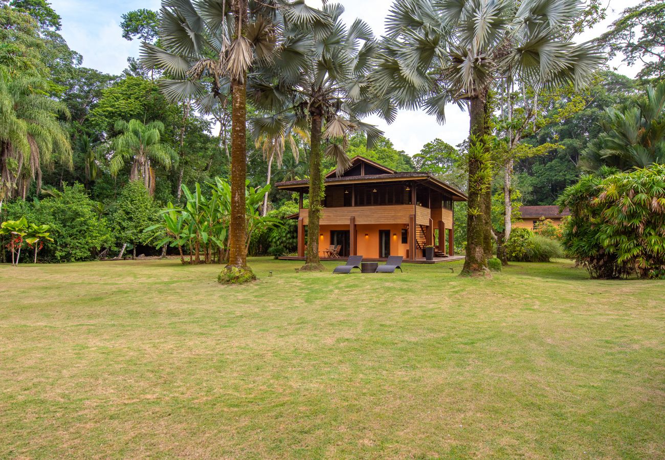 Villa à Playa Chiquita - Luxury Beachfront Villa Miagoa with AC And POOL