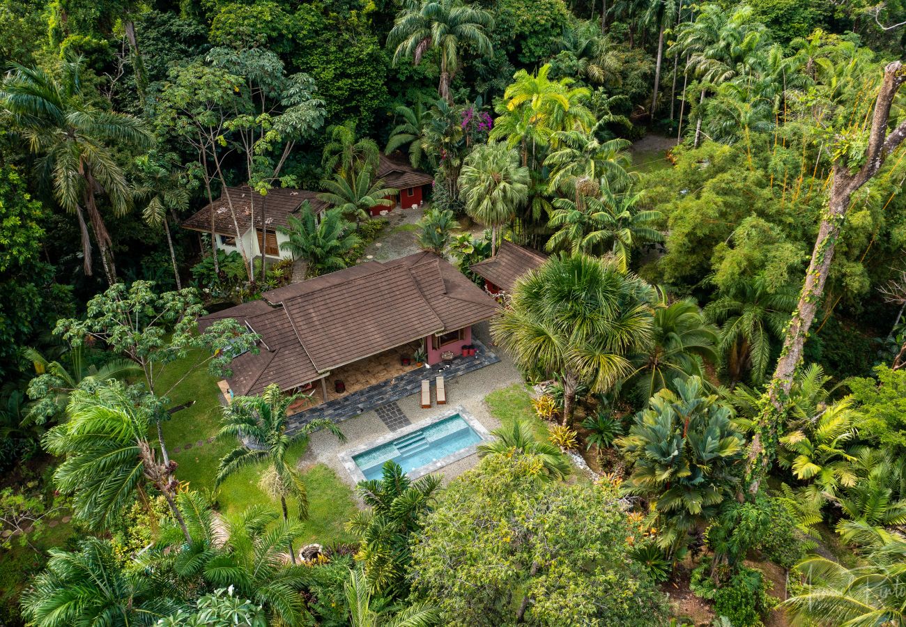 Villa à Punta Uva - Big Tree Wildlife Refuge Retreat Center with Pool