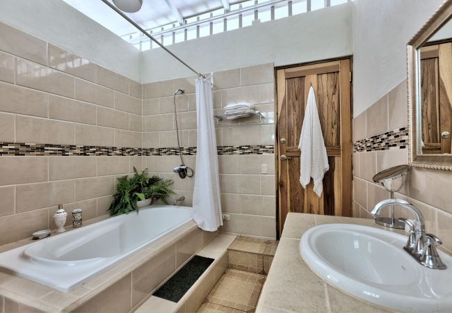 Maison à Playa Chiquita - Casa Mariposa • Garden Hideaway 5 Min from Beach Maison à Playa Chiquita - Casa Mariposa • Garden Hideaway 5 Min from Beach