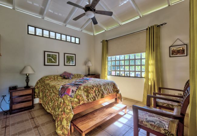 Maison à Playa Chiquita - Casa Mariposa • Garden Hideaway 5 Min from Beach Maison à Playa Chiquita - Casa Mariposa • Garden Hideaway 5 Min from Beach