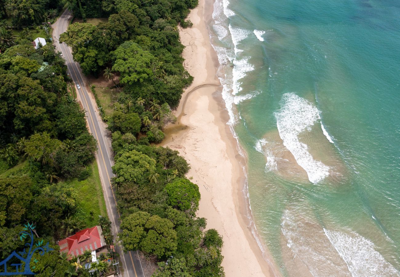 Appartement à Cocles - Beachfront Reggae Chill Surf Spot with AC and FiberOp