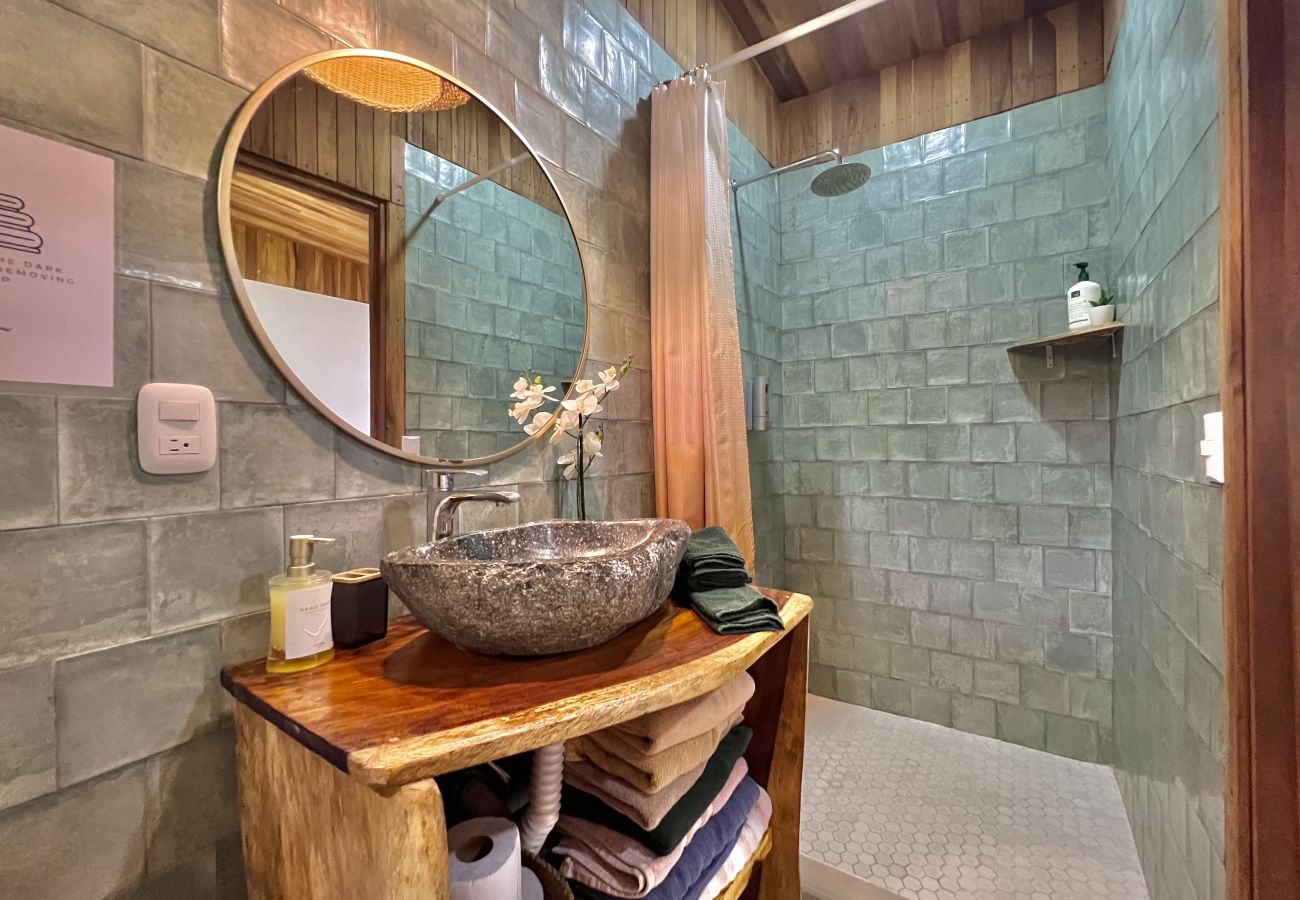 Bungalow à Puerto Viejo - Ola Cabina • 3 min de la playa y del centro! AC, TV, WiFi rápido
