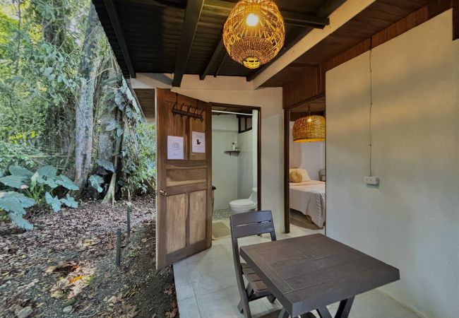 Bungalow à Puerto Viejo - Ola Jungla • 3 Min walk to Beach/Town! AC, TV, Fast WIFI, Gated Bungalow à Puerto Viejo - Ola Jungla • 3 Min walk to Beach/Town! AC, TV, Fast WIFI, Gated