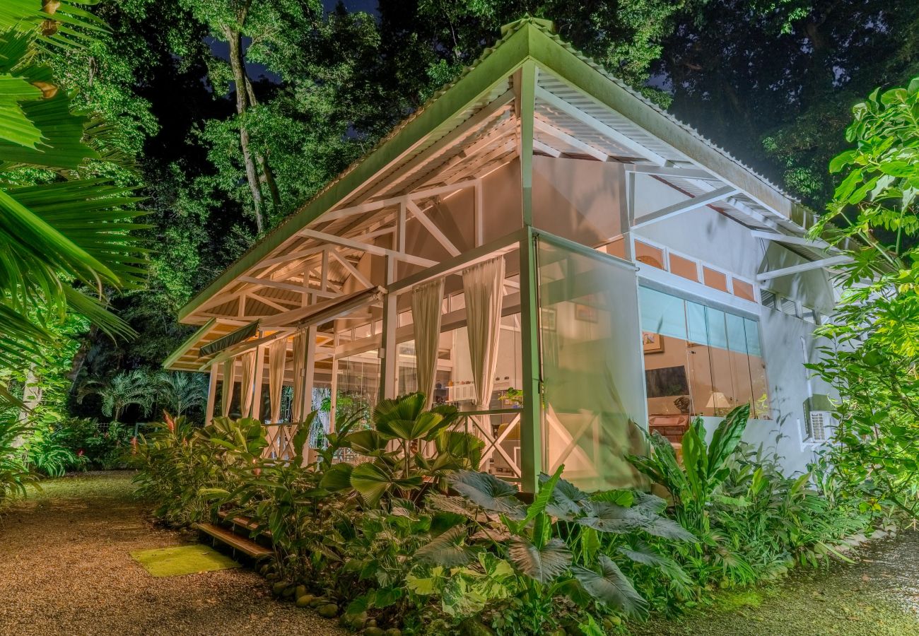 House in Puerto Viejo - Residencia Casa Blanca Beachfront Paradise