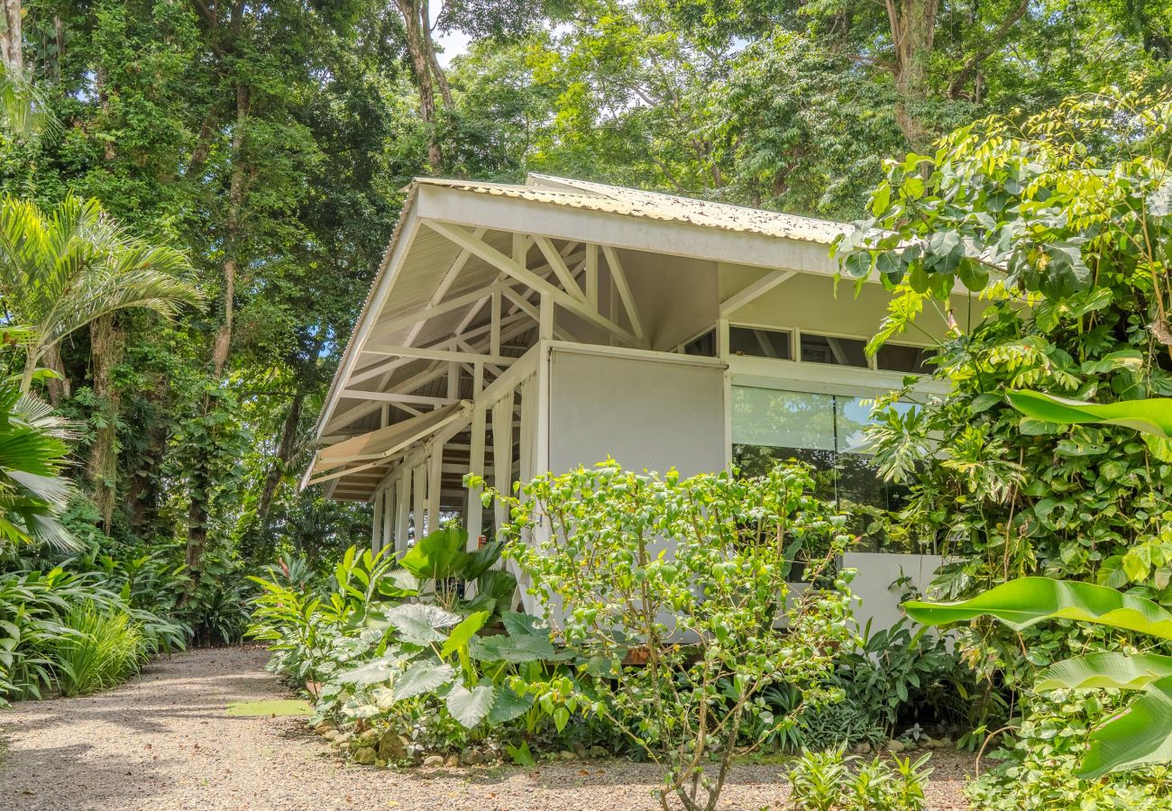 House in Puerto Viejo - Residencia Casa Blanca Beachfront Paradise