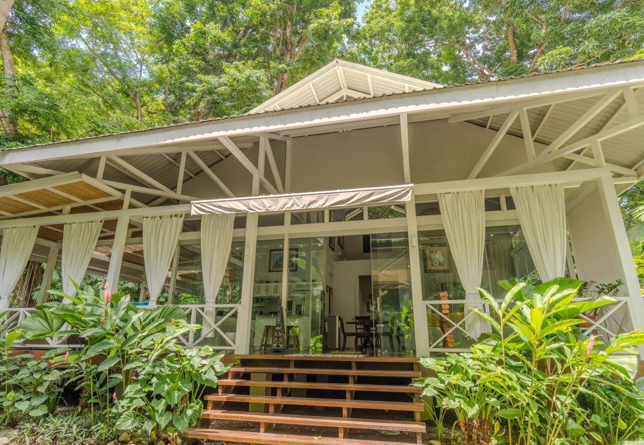House in Puerto Viejo - Residencia Casa Blanca Beachfront Paradise