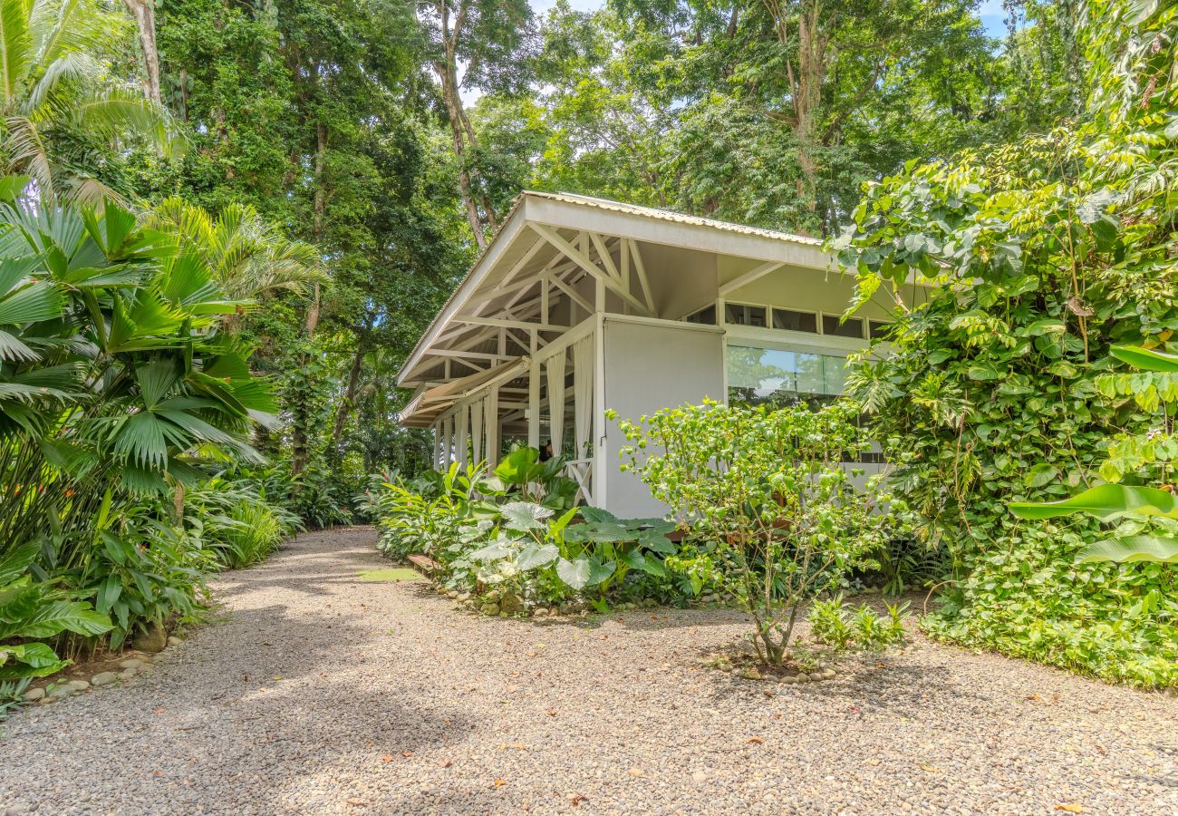 House in Puerto Viejo - Residencia Casa Blanca Beachfront Paradise