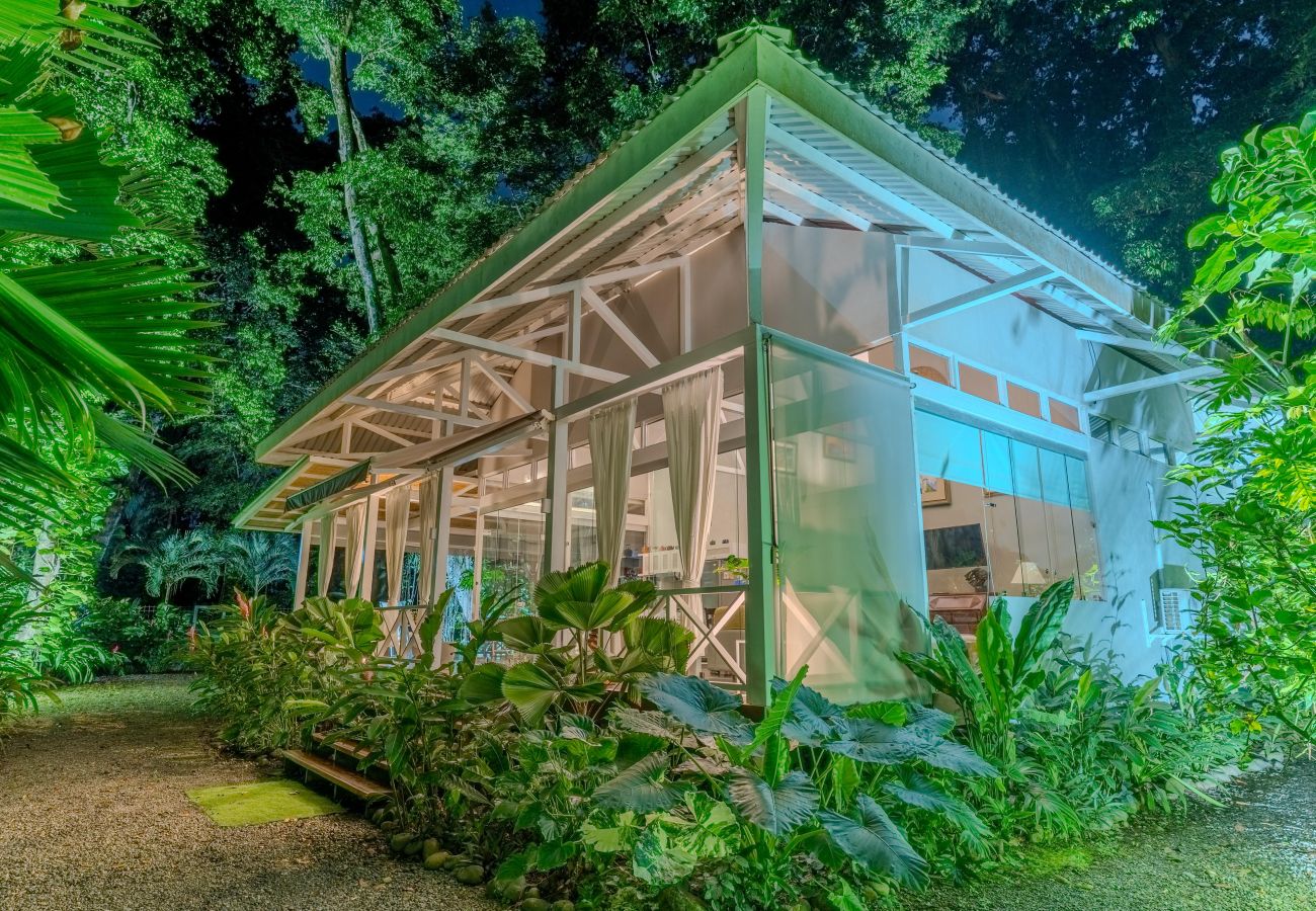House in Puerto Viejo - Residencia Casa Blanca Beachfront Paradise