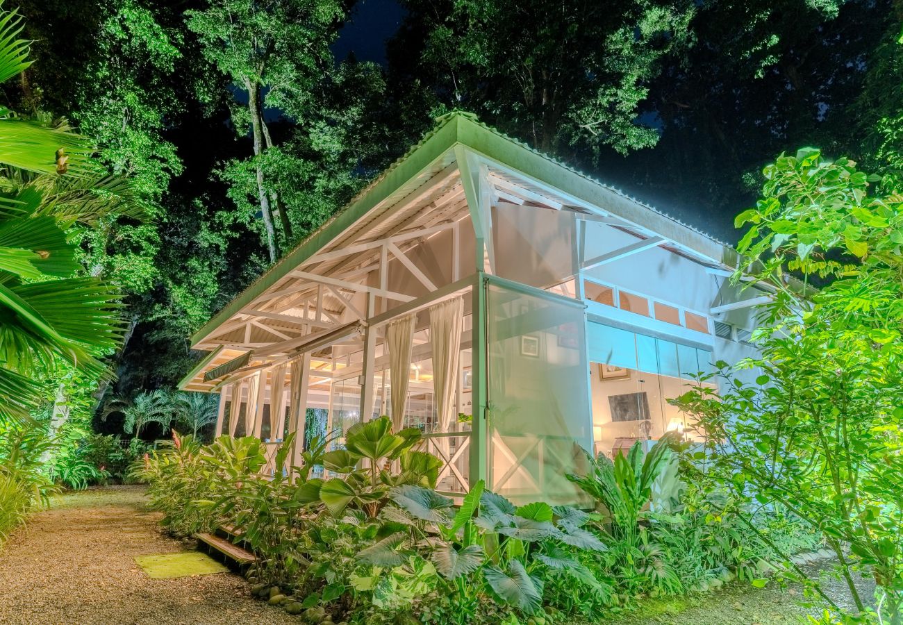House in Puerto Viejo - Residencia Casa Blanca Beachfront Paradise