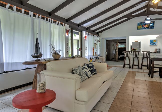 House in Punta Uva - NEAR THE BEACH Casa Coral with AC & FiberOp!