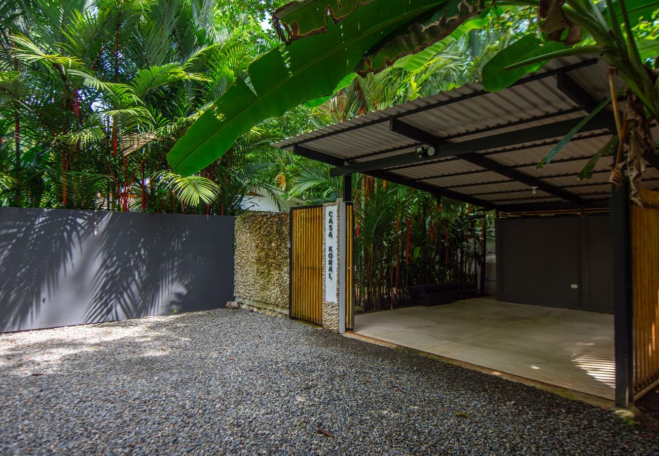 Villa in Playa Chiquita - Casa Koral Pool House