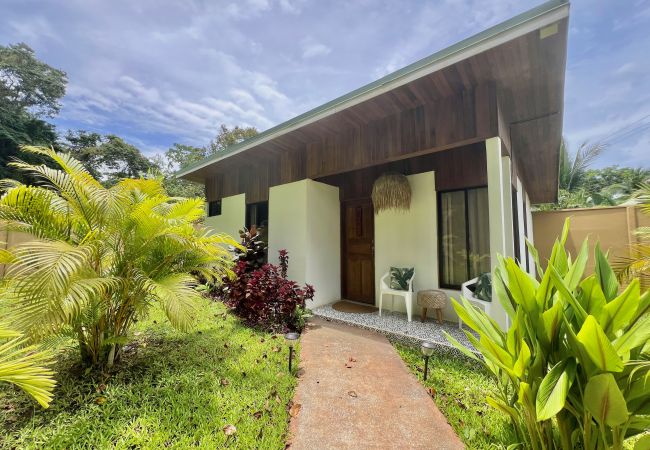 Bungalow in Puerto Viejo - Ola Brisas • 3 Min walk to Beach/Town! AC, TV, Fast WIFI, Gated Bungalow in Puerto Viejo - Ola Brisas • 3 Min walk to Beach/Town! AC, TV, Fast WIFI, Gated