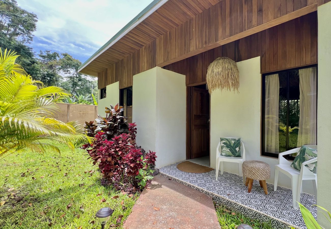 Bungalow in Puerto Viejo - Ola Cabina • 3 Min walk to Beach/Town! AC, TV, Fast WIFI, Gated