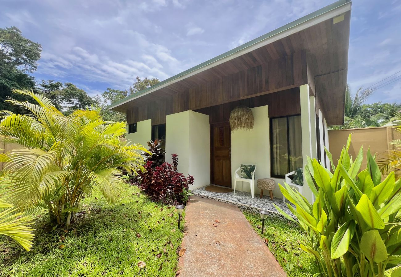 Bungalow in Puerto Viejo - Ola Cabina • 3 Min walk to Beach/Town! AC, TV, Fast WIFI, Gated