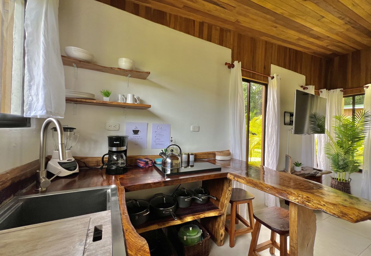Bungalow in Puerto Viejo - Ola Cabina • 3 Min walk to Beach/Town! AC, TV, Fast WIFI, Gated