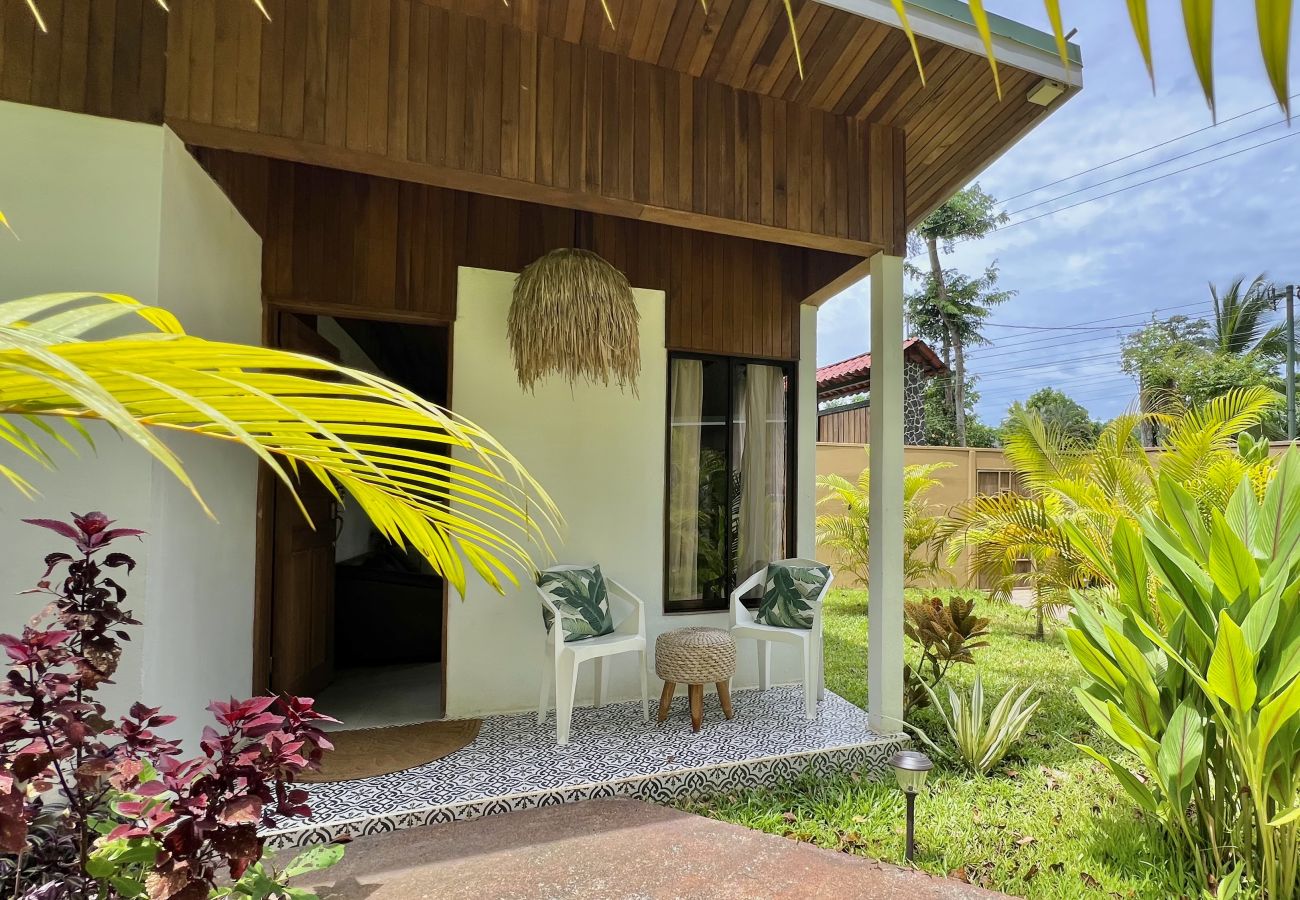 Bungalow in Puerto Viejo - Ola Cabina • 3 Min walk to Beach/Town! AC, TV, Fast WIFI, Gated