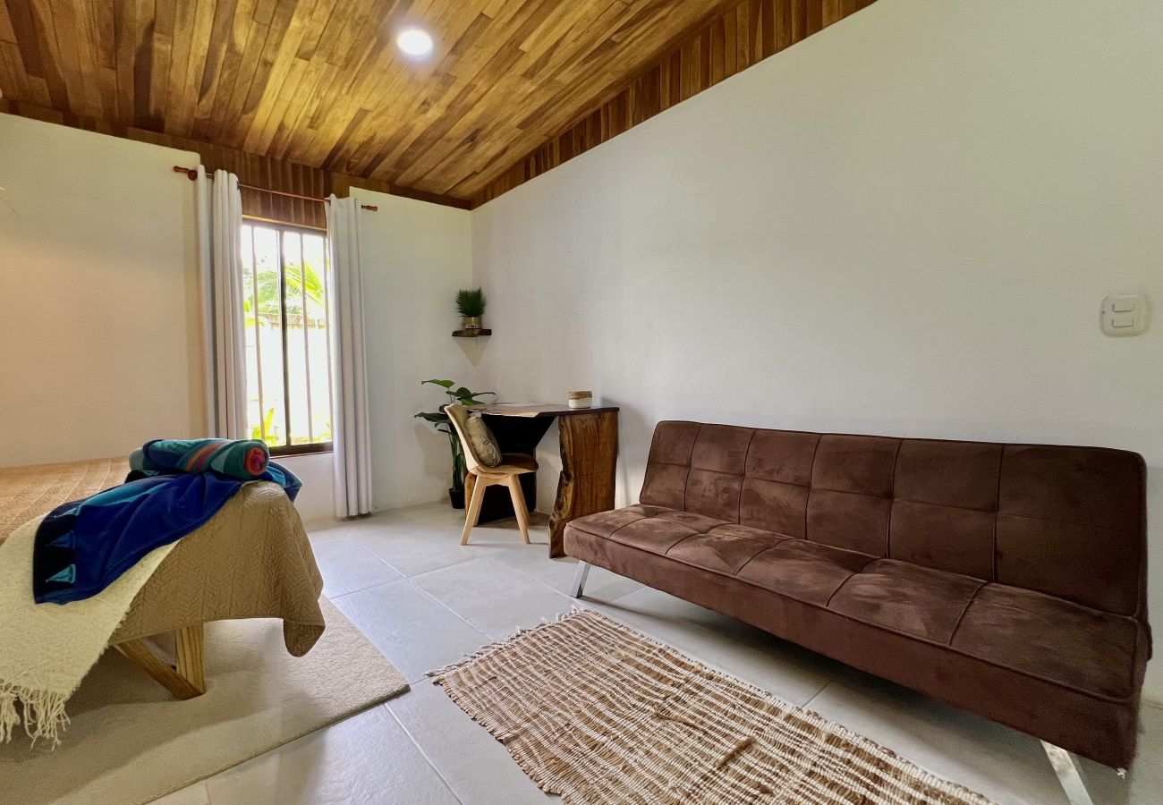 Bungalow in Puerto Viejo - Ola Cabina • 3 Min walk to Beach/Town! AC, TV, Fast WIFI, Gated