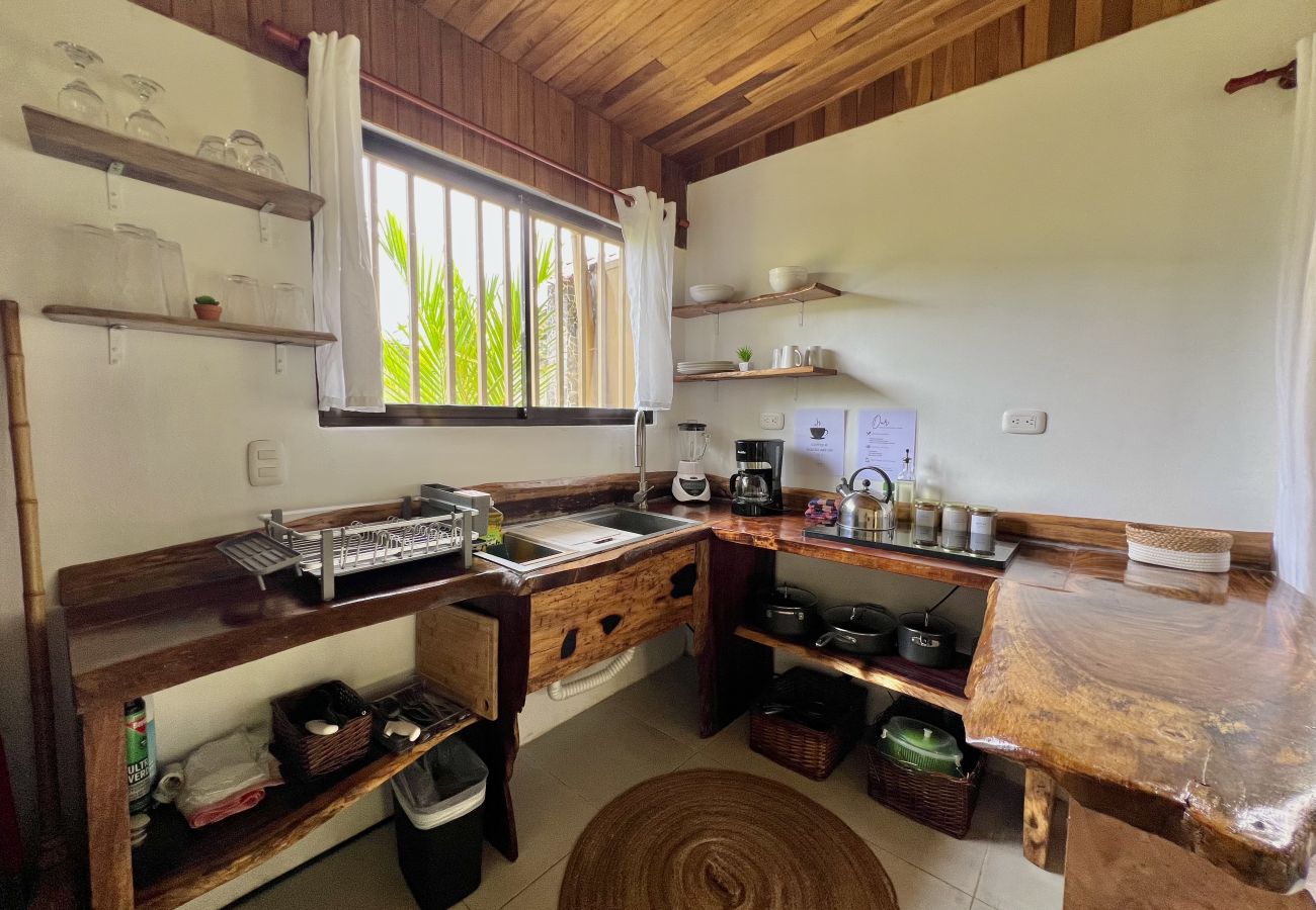Bungalow in Puerto Viejo - Ola Cabina • 3 Min walk to Beach/Town! AC, TV, Fast WIFI, Gated