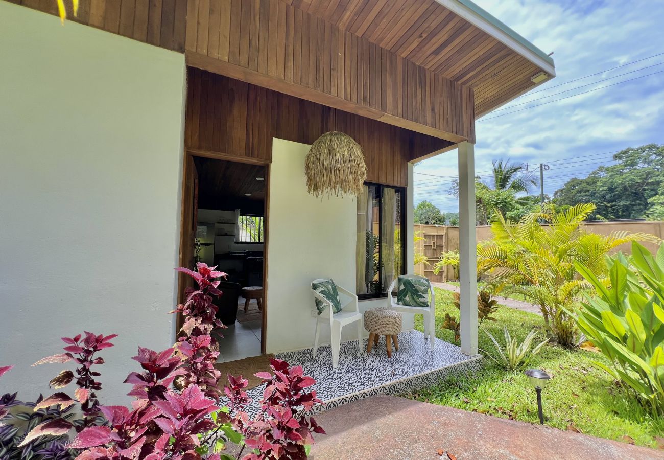 Bungalow in Puerto Viejo - Ola Cabina • 3 Min walk to Beach/Town! AC, TV, Fast WIFI, Gated