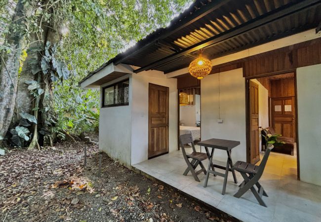 Bungalow in Puerto Viejo - Ola Jungla • 3 Min walk to Beach/Town! AC, TV, Fast WIFI, Gated Bungalow in Puerto Viejo - Ola Jungla • 3 Min walk to Beach/Town! AC, TV, Fast WIFI, Gated