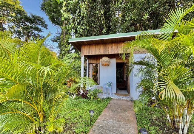Bungalow/Linked villa in Puerto Viejo - Ola Jungla • 3 Min walk to Beach/Town! AC, TV, Fast WIFI, Gated