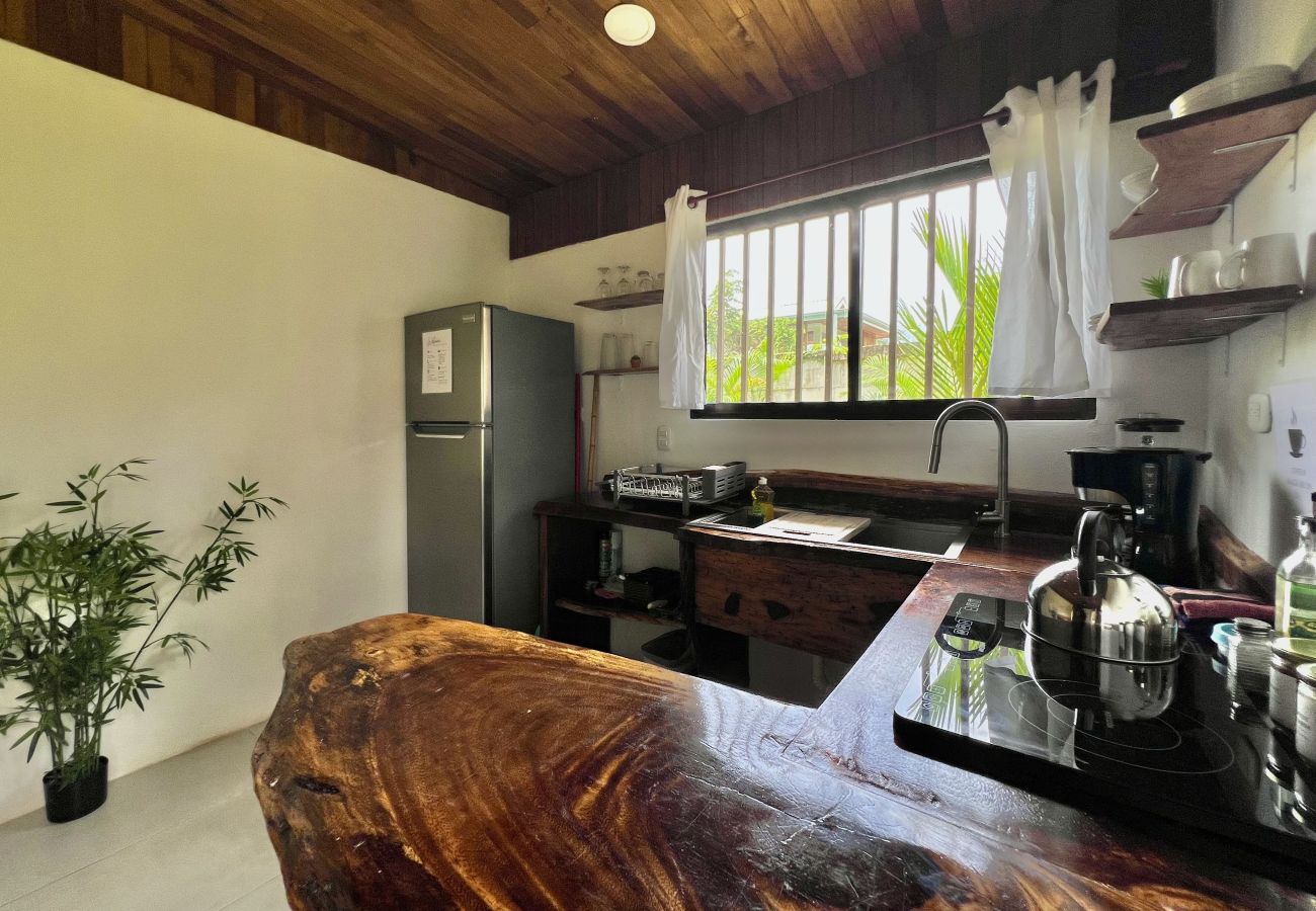 Bungalow in Puerto Viejo - Ola Cabina • 3 Min walk to Beach/Town! AC, TV, Fast WIFI, Gated