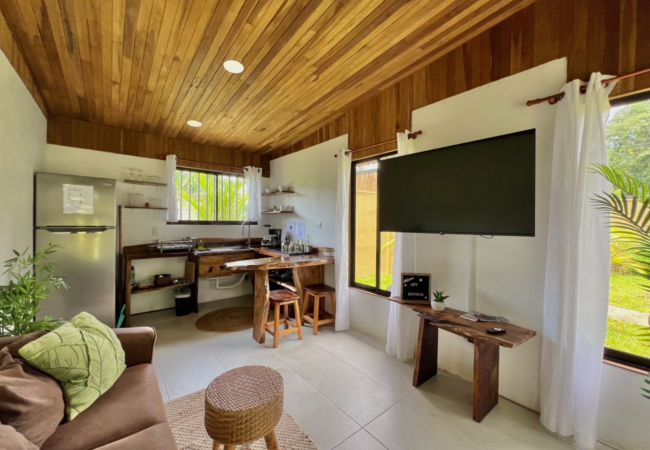 Bungalow in Puerto Viejo - Ola Cabina • 3 Min walk to Beach/Town! AC, TV, Fast WIFI, Gated