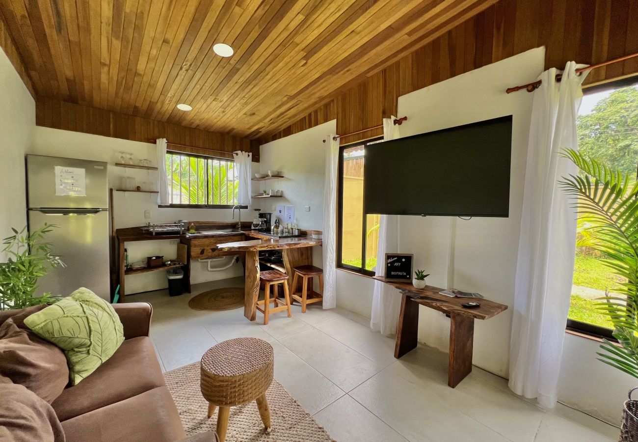 Bungalow in Puerto Viejo - Ola Cabina • 3 Min walk to Beach/Town! AC, TV, Fast WIFI, Gated