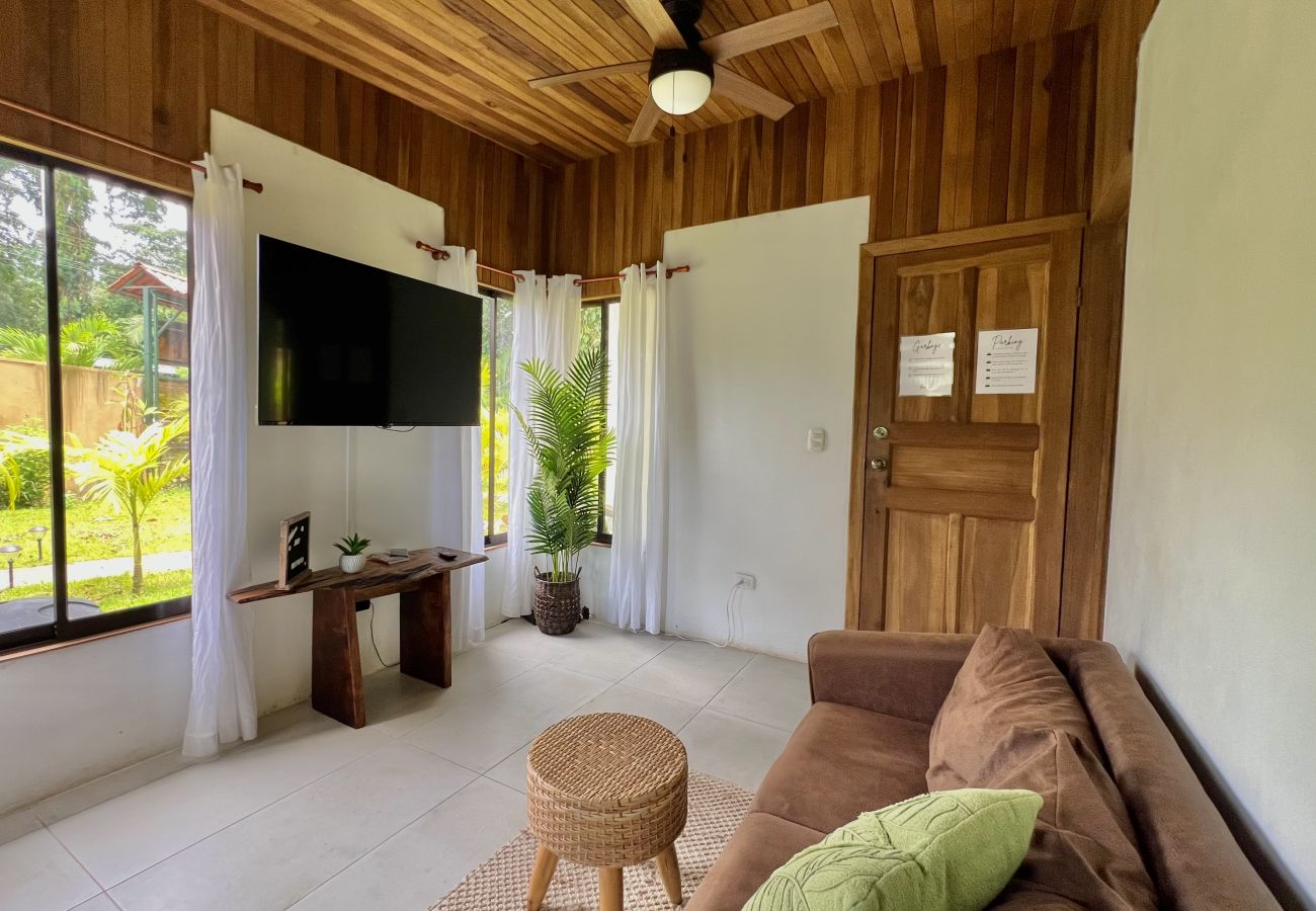 Bungalow in Puerto Viejo - Ola Cabina • 3 Min walk to Beach/Town! AC, TV, Fast WIFI, Gated