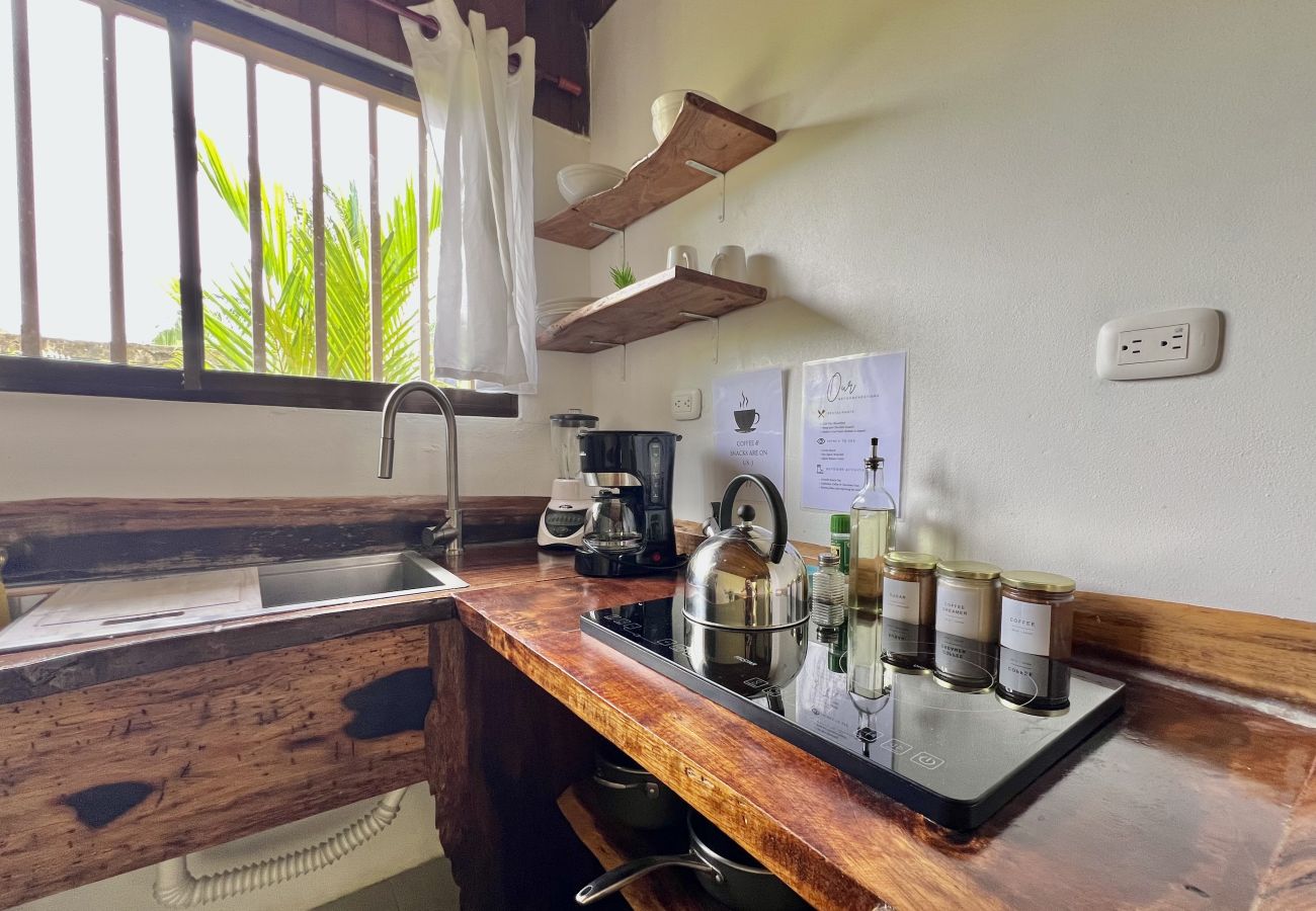 Bungalow in Puerto Viejo - Ola Cabina • 3 Min walk to Beach/Town! AC, TV, Fast WIFI, Gated