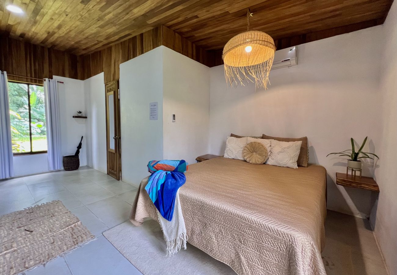 Bungalow in Puerto Viejo - Ola Cabina • 3 Min walk to Beach/Town! AC, TV, Fast WIFI, Gated