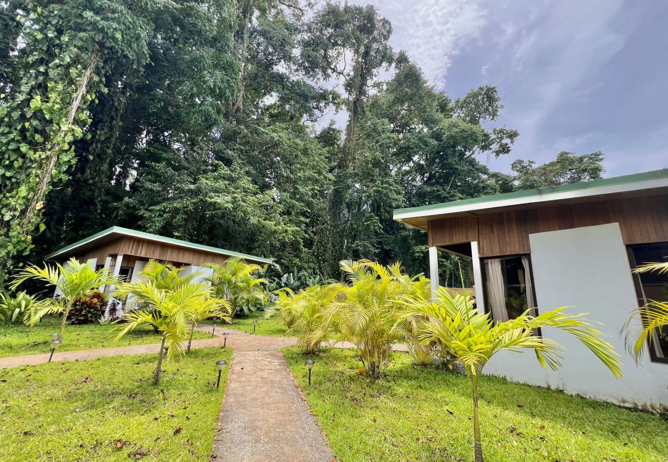 Bungalow in Puerto Viejo - Ola Cabina • 3 Min walk to Beach/Town! AC, TV, Fast WIFI, Gated