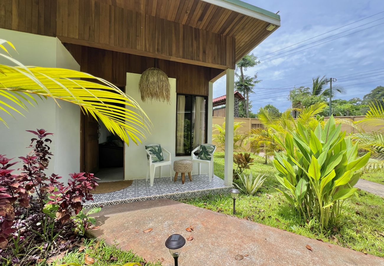 Bungalow in Puerto Viejo - Ola Cabina • 3 Min walk to Beach/Town! AC, TV, Fast WIFI, Gated