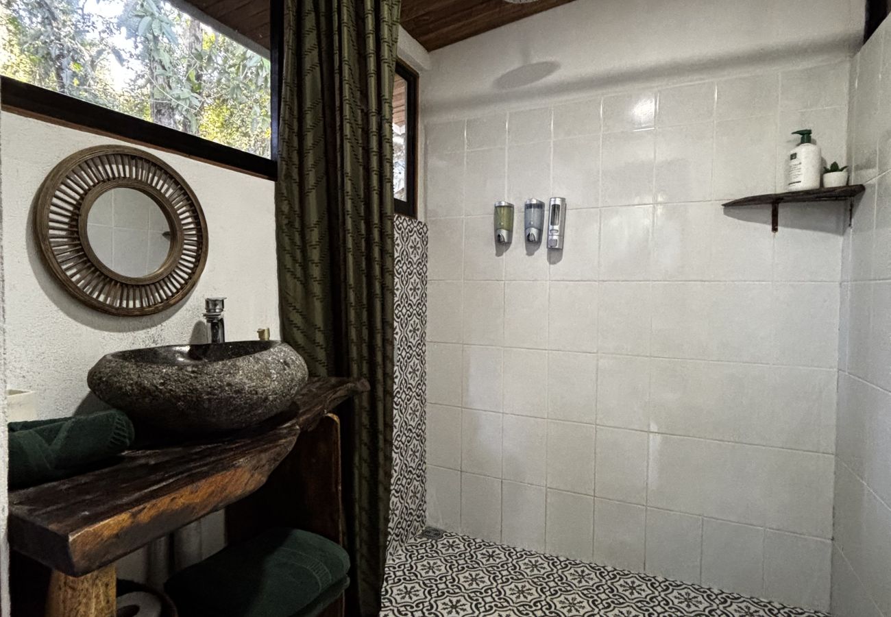 Bungalow in Puerto Viejo - Ola Jungla • 3 Min walk to Beach/Town! AC, TV, Fast WIFI, Gated