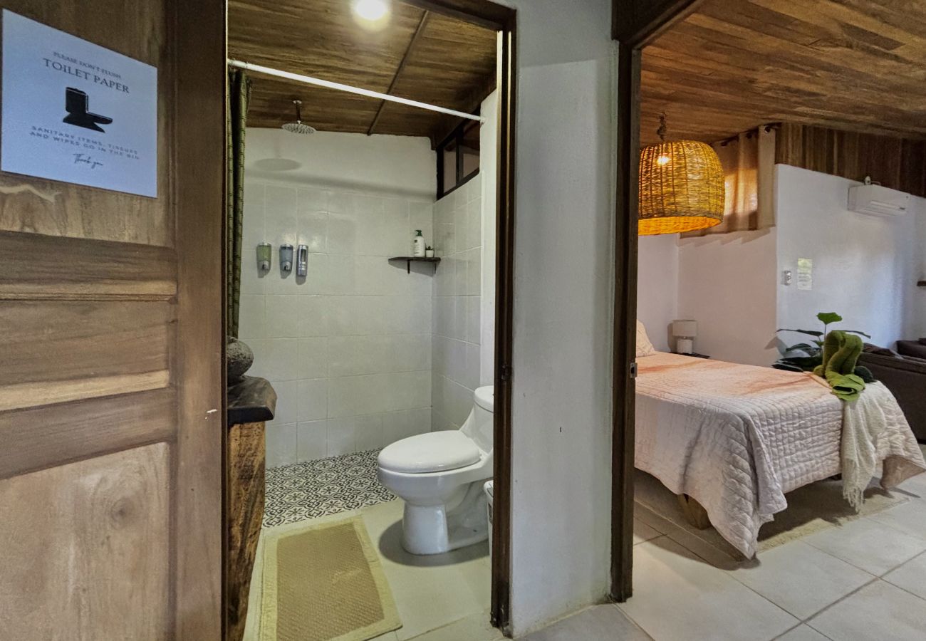 Bungalow in Puerto Viejo - Ola Jungla • 3 Min walk to Beach/Town! AC, TV, Fast WIFI, Gated