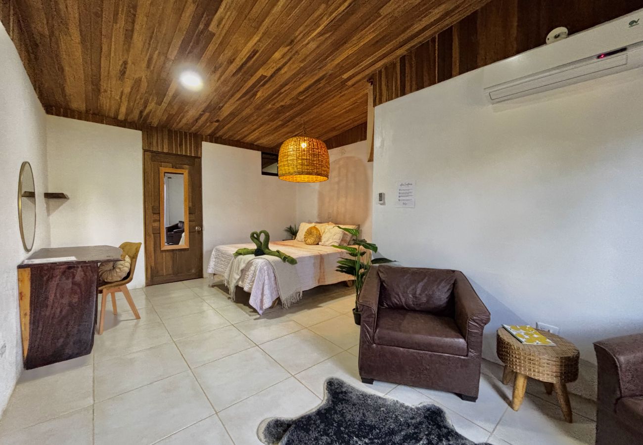 Bungalow in Puerto Viejo - Ola Jungla • 3 Min walk to Beach/Town! AC, TV, Fast WIFI, Gated