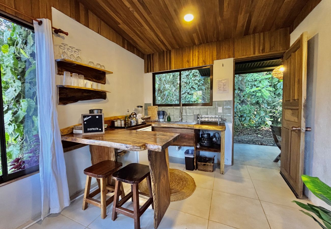 Bungalow in Puerto Viejo - Ola Jungla • 3 Min walk to Beach/Town! AC, TV, Fast WIFI, Gated