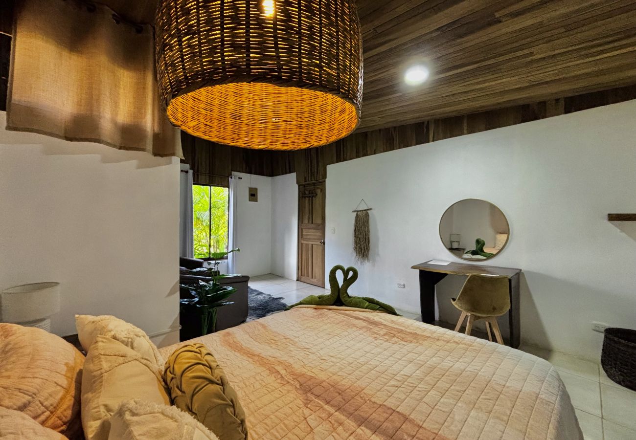 Bungalow in Puerto Viejo - Ola Jungla • 3 Min walk to Beach/Town! AC, TV, Fast WIFI, Gated