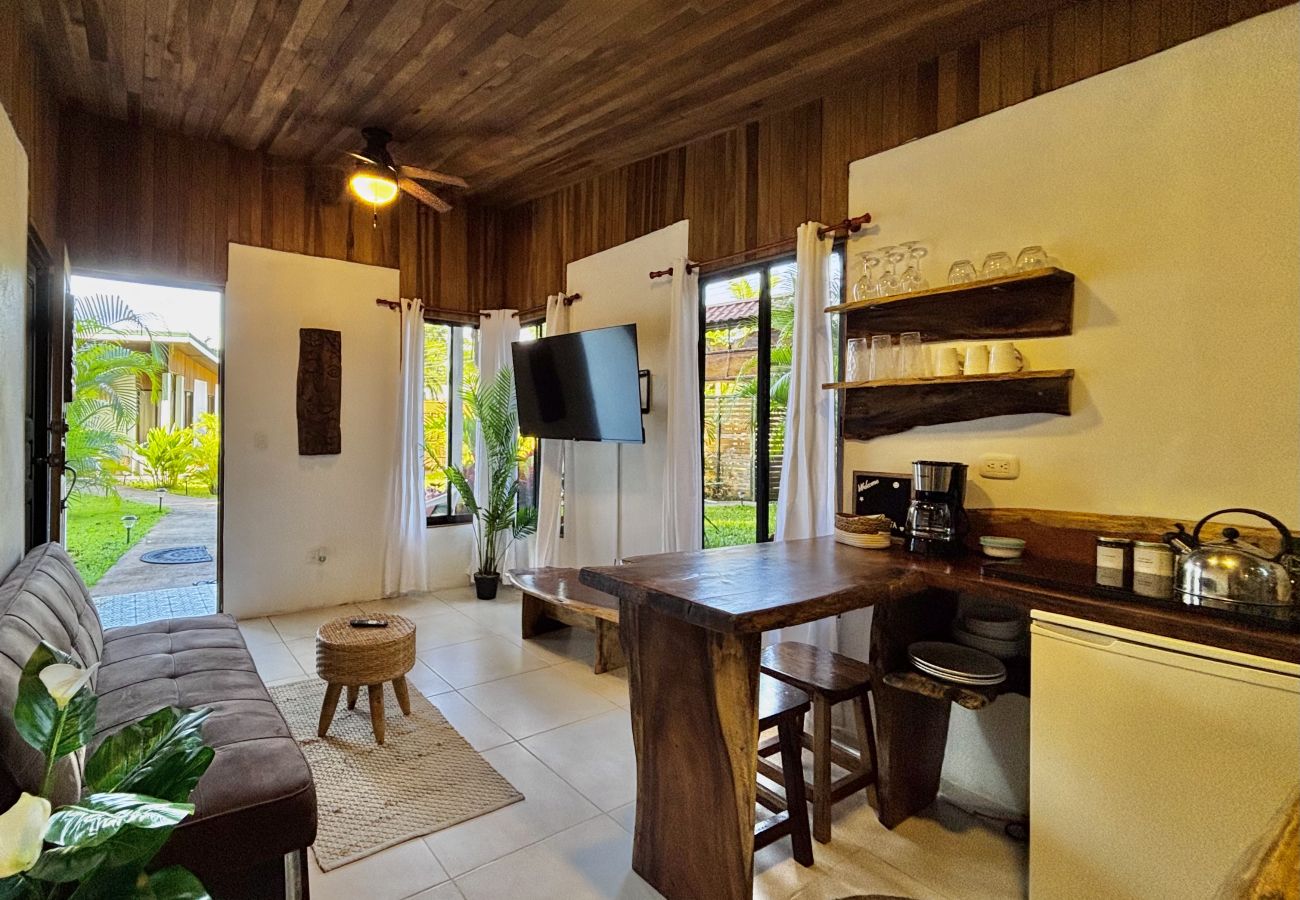 Bungalow in Puerto Viejo - Ola Jungla • 3 Min walk to Beach/Town! AC, TV, Fast WIFI, Gated