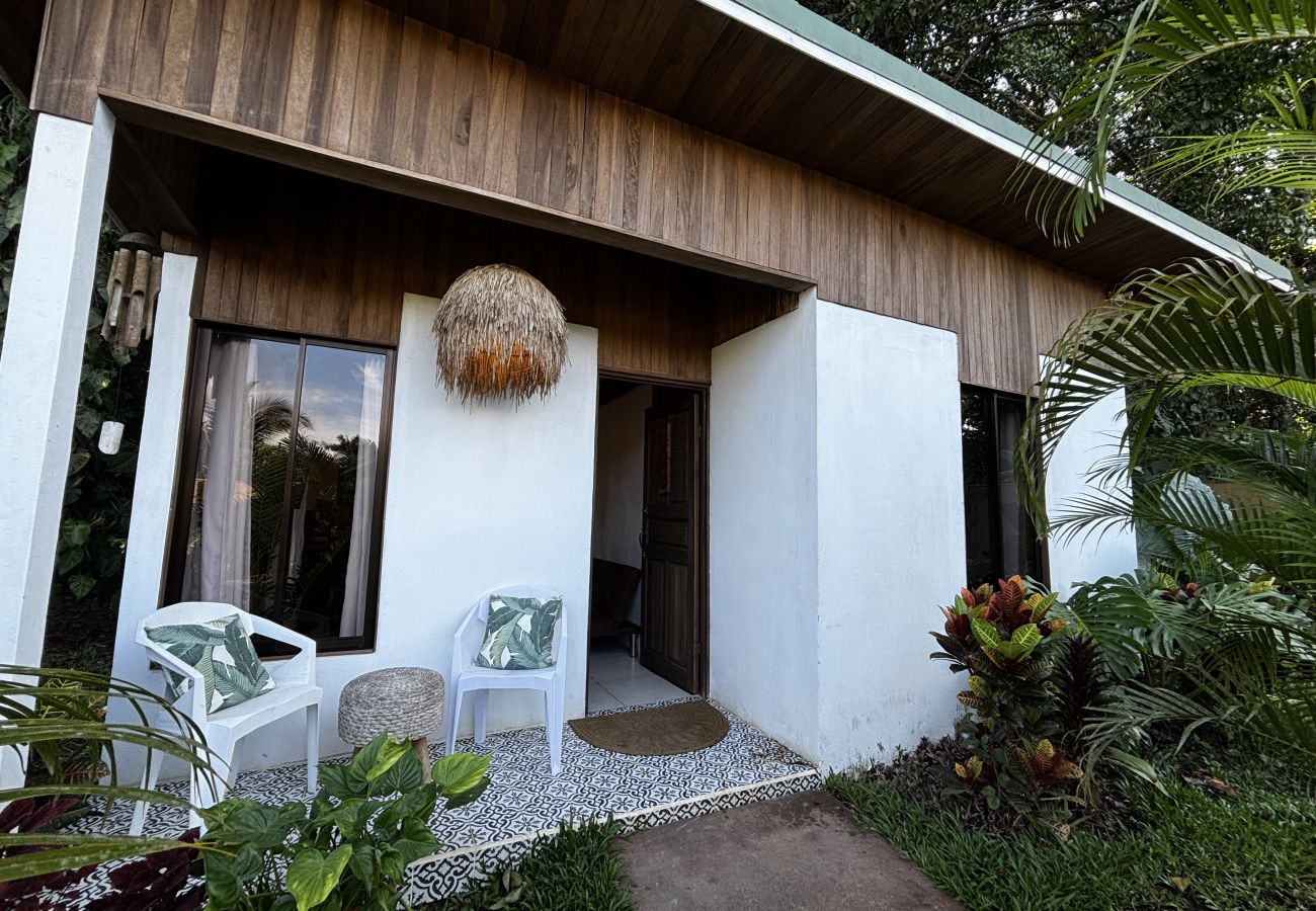 Bungalow in Puerto Viejo - Ola Jungla • 3 Min walk to Beach/Town! AC, TV, Fast WIFI, Gated