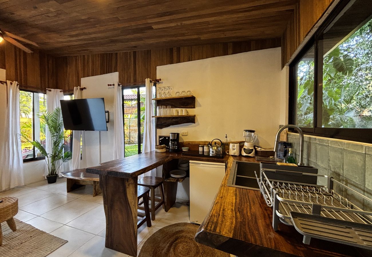Bungalow in Puerto Viejo - Ola Jungla • 3 Min walk to Beach/Town! AC, TV, Fast WIFI, Gated