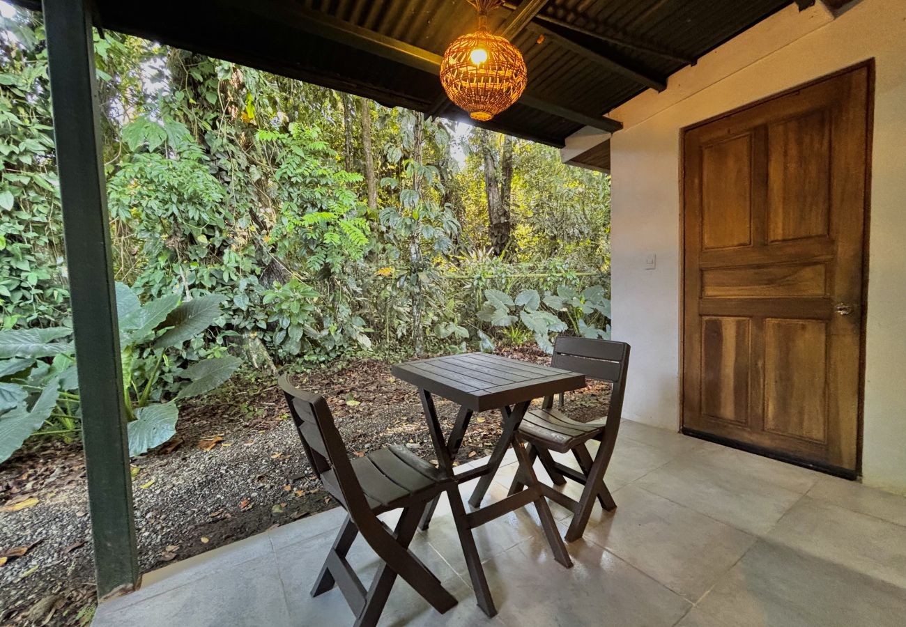 Bungalow in Puerto Viejo - Ola Jungla • 3 Min walk to Beach/Town! AC, TV, Fast WIFI, Gated