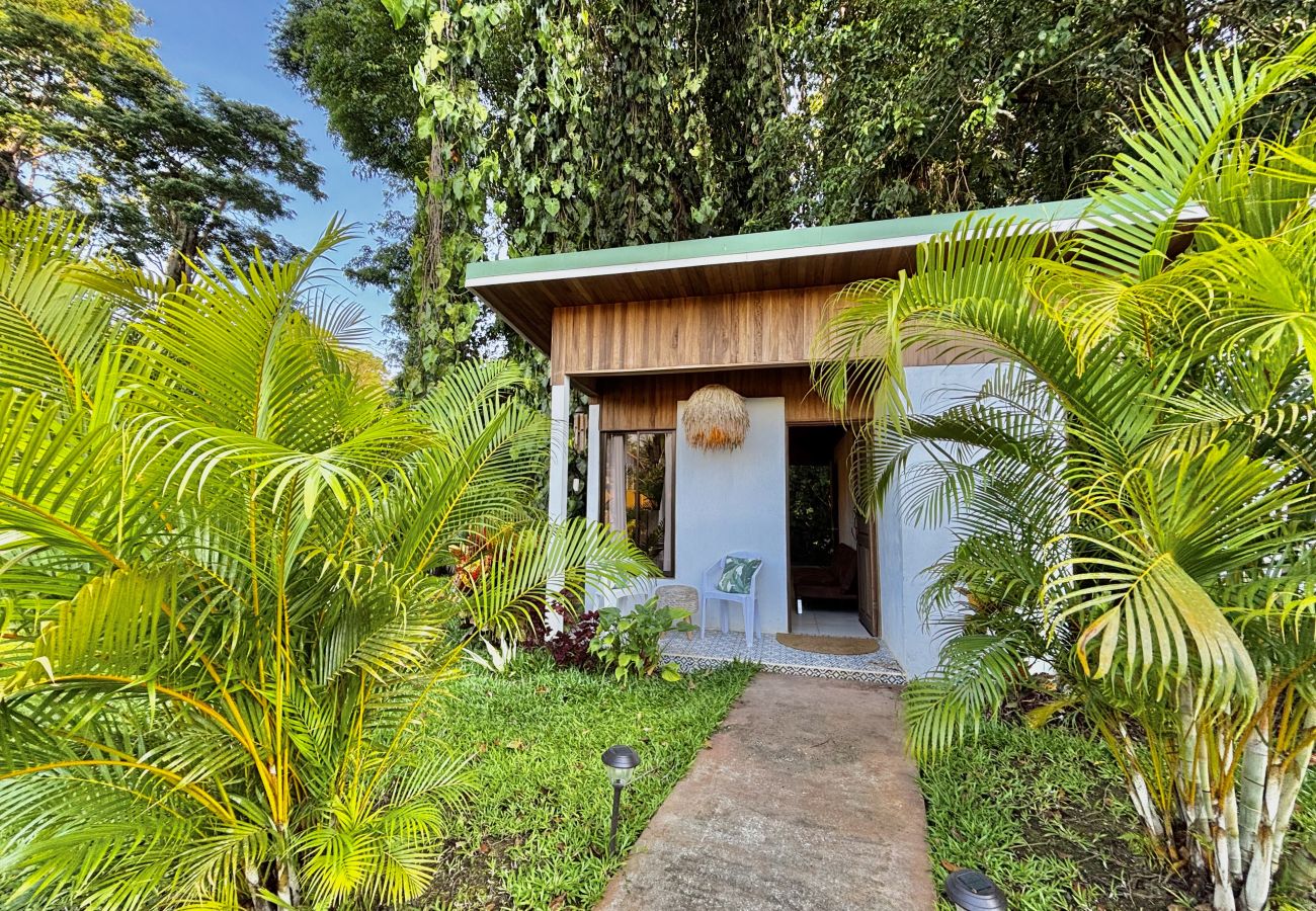Bungalow in Puerto Viejo - Ola Jungla • 3 Min walk to Beach/Town! AC, TV, Fast WIFI, Gated
