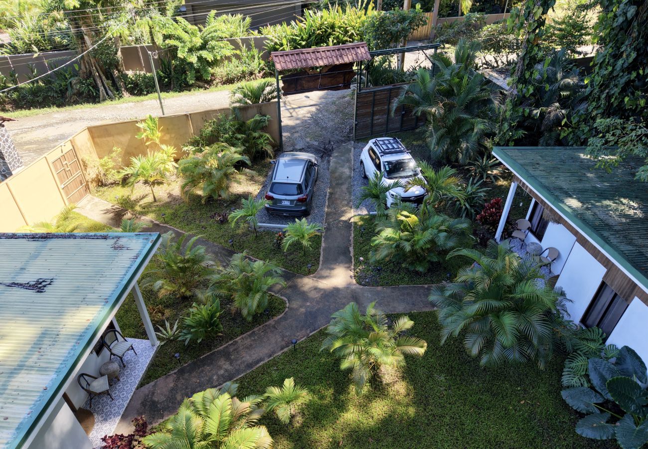 Bungalow in Puerto Viejo - Ola Jungla • 3 Min walk to Beach/Town! AC, TV, Fast WIFI, Gated