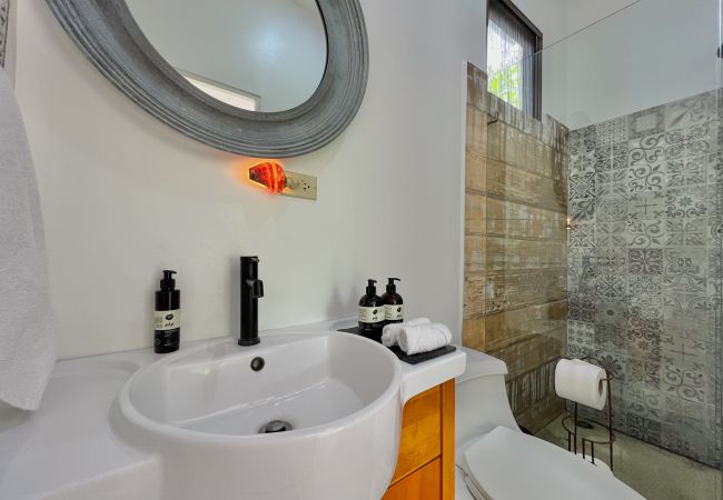 Rent by room in Punta Uva - Deluxe Room in Punta Uva with AC & Pool • Selvatica Rent by room in Punta Uva - Deluxe Room in Punta Uva with AC & Pool • Selvatica