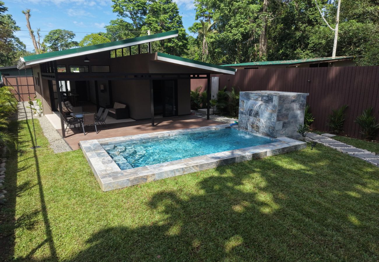 House in Puerto Viejo - Casa Árbol - Jungle Home AC + Fiber WiFi Walk to Playa Negra