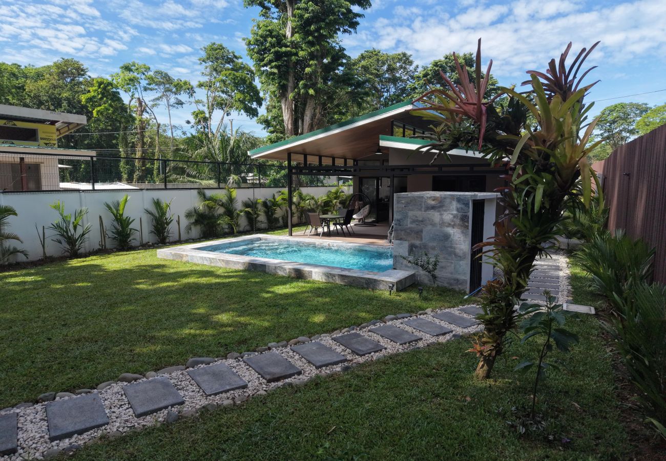 House in Puerto Viejo - Casa Árbol - Jungle Home AC + Fiber WiFi Walk to Playa Negra